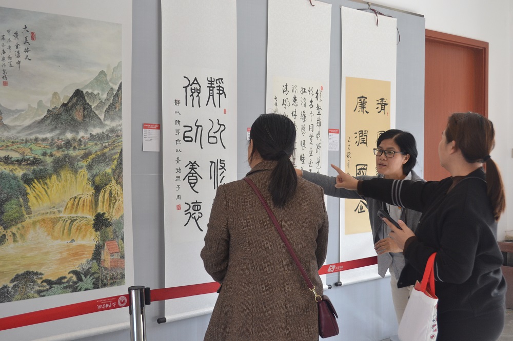 圖1 公司職工在廉潔文化作品展現(xiàn)場駐足觀賞、探討作品.JPG